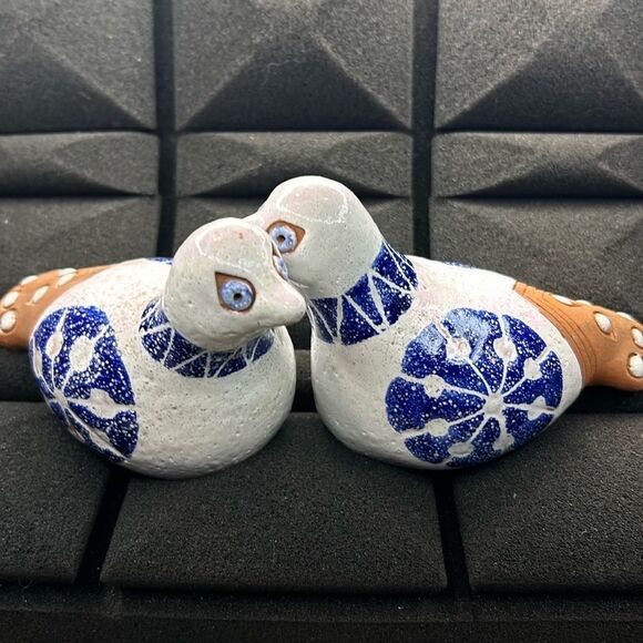 Aporta clay bird pottery 5x4” clase on top blue on white rustic look - Picture 1 of 8